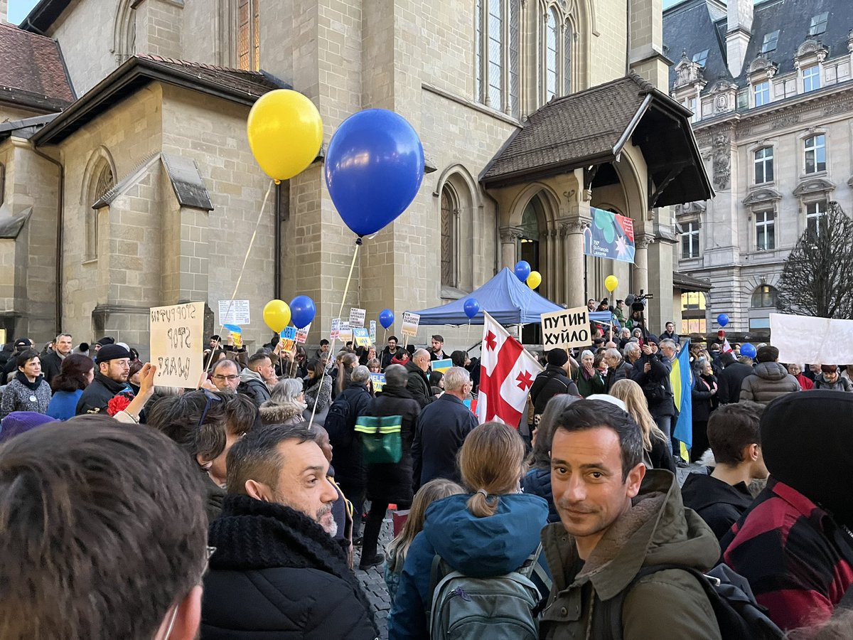 psvaud's tweet photo. Manifestation de soutien au peuple ukrainien à #Lausanne. La folie de cette guerre doit s’arrêter maintenant ! 🇺🇦✊🇺🇦 #StandWithUkraine https://t.co/y1SZ6M2Cck