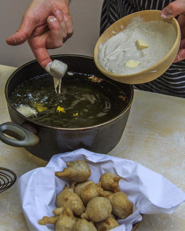 MassimoSertori_'s tweet photo. Gli #sciatt sono le #frittelle più famose della #Valtellina. Croccanti fuori, con #formaggio filante dentro e da mangiare rigorosamente caldi.
Fatti con ingredienti tipici del nostro territorio, gli sciatt devono le loro origini al piccolo paesino di #Teglio (1/2) https://t.co/iBGXSCJLwa