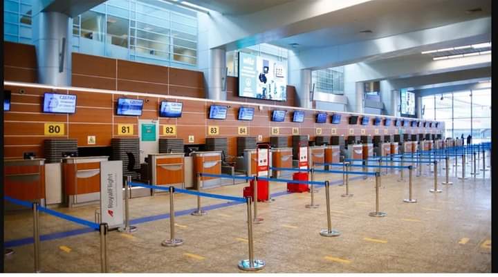 Аэропорт шереметьево терминал д. Аэропорт шереметьево толпа народа. Шереметьево аэропорт 2022. Ситуация с багажом в аэропорту. Пассажиры в аэропорту шереметьево.