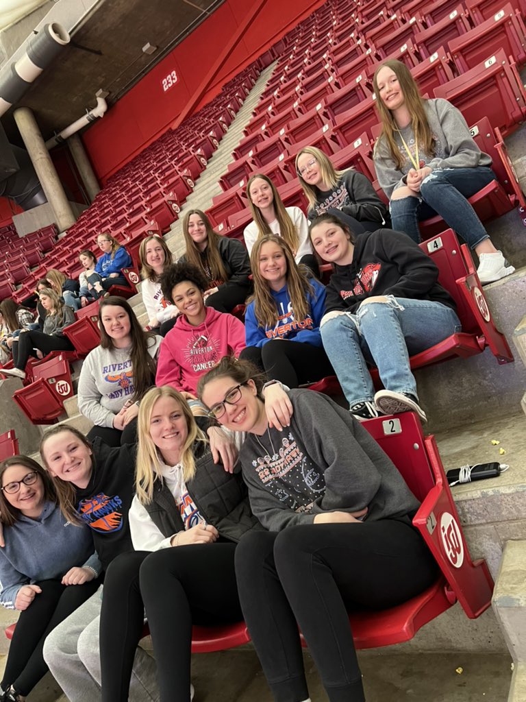 Riverton Hawks are enjoying the IHSA state tourney together today!  Such a fun experience for the girls! 🏀💙 #HawkUp #teambondingtime <a href="/with_cole71/">Cole Withrow</a> <a href="/SportsRiverton/">RivertonSports</a> @RivertonHawkAD