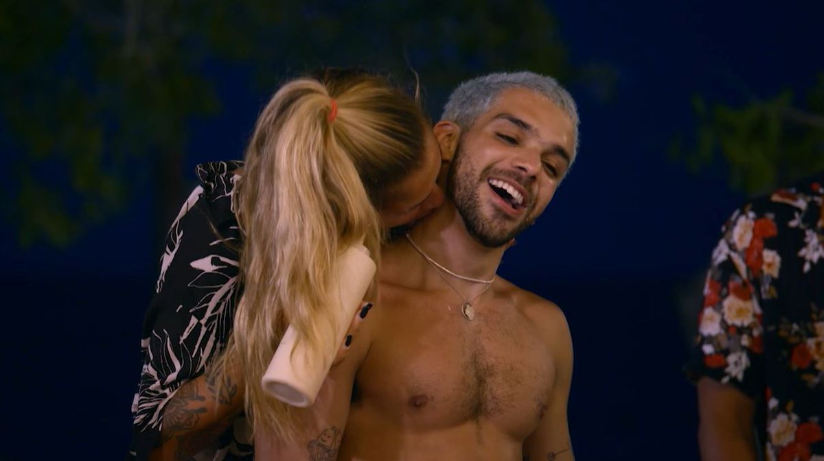 MTVDeFeriasBR's tweet photo. Eu: "Tô de boa, não vou ficar com ninguém na festa!!"
Eu também:

#DeFeriasCaribe https://t.co/slbOiSx8n2