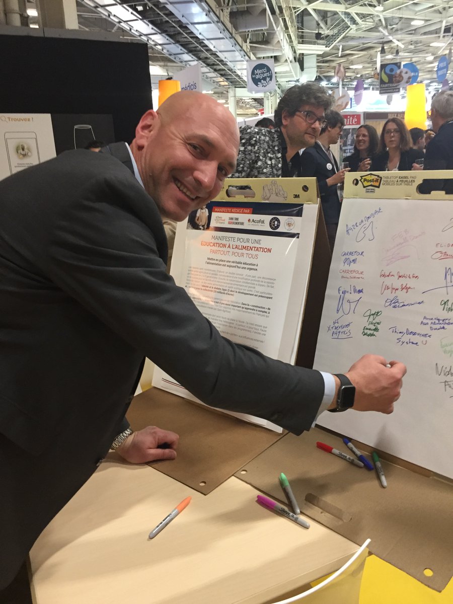 Auchannews's tweet photo. #SIA2022 Très heureux de soutenir et de signer ce soir au @Salondelagri le manifeste @OAgrifood pour l’éducation alimentaire à l’école #thinktankagro @faire_mieux @Dauvers70 https://t.co/VwH65hvCDe