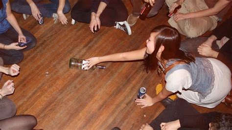 дети играют в бутылочку. бутылочка на раздевание. игра на раздевание с пивом. бутылочка нароздевание. игра в бутылочку по взрослому.