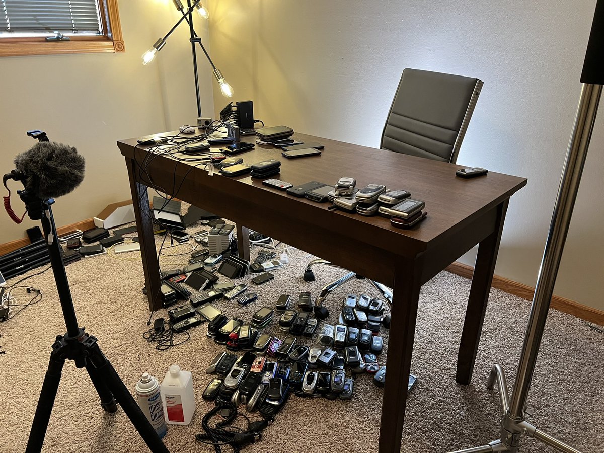 TechThrowback's tweet image. Phones that are organized for the channel VS phones that need organized 😳