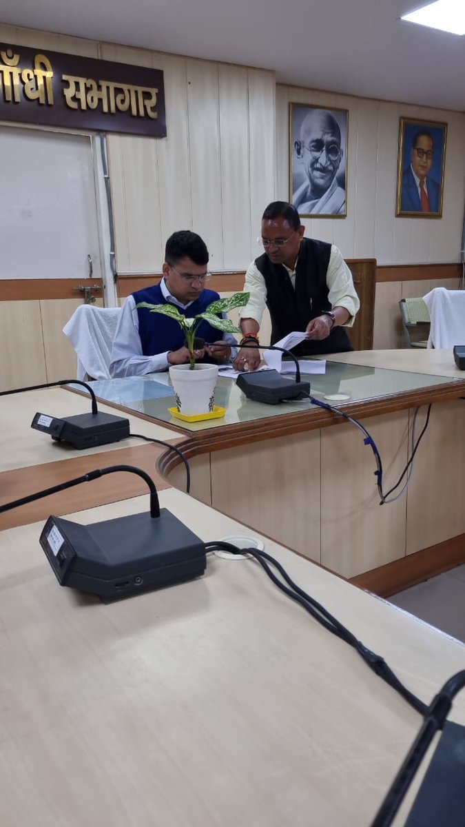 ManojBebak's tweet photo. @PMOIndia @narendramodi @narendramodi_in @AmitShah @AmitShahOffice @myogiadityanath @myogioffice @CMOfficeUP @NcltSupertech @dm_ghaziabad @gdagzb @ReraUp @highcourt @courtgzb @HIGHCOURTA 200Cr ka farzi karke builder family arrest in GZB police.director bhaga hai. no relif court https://t.co/JTBFTkbvRK