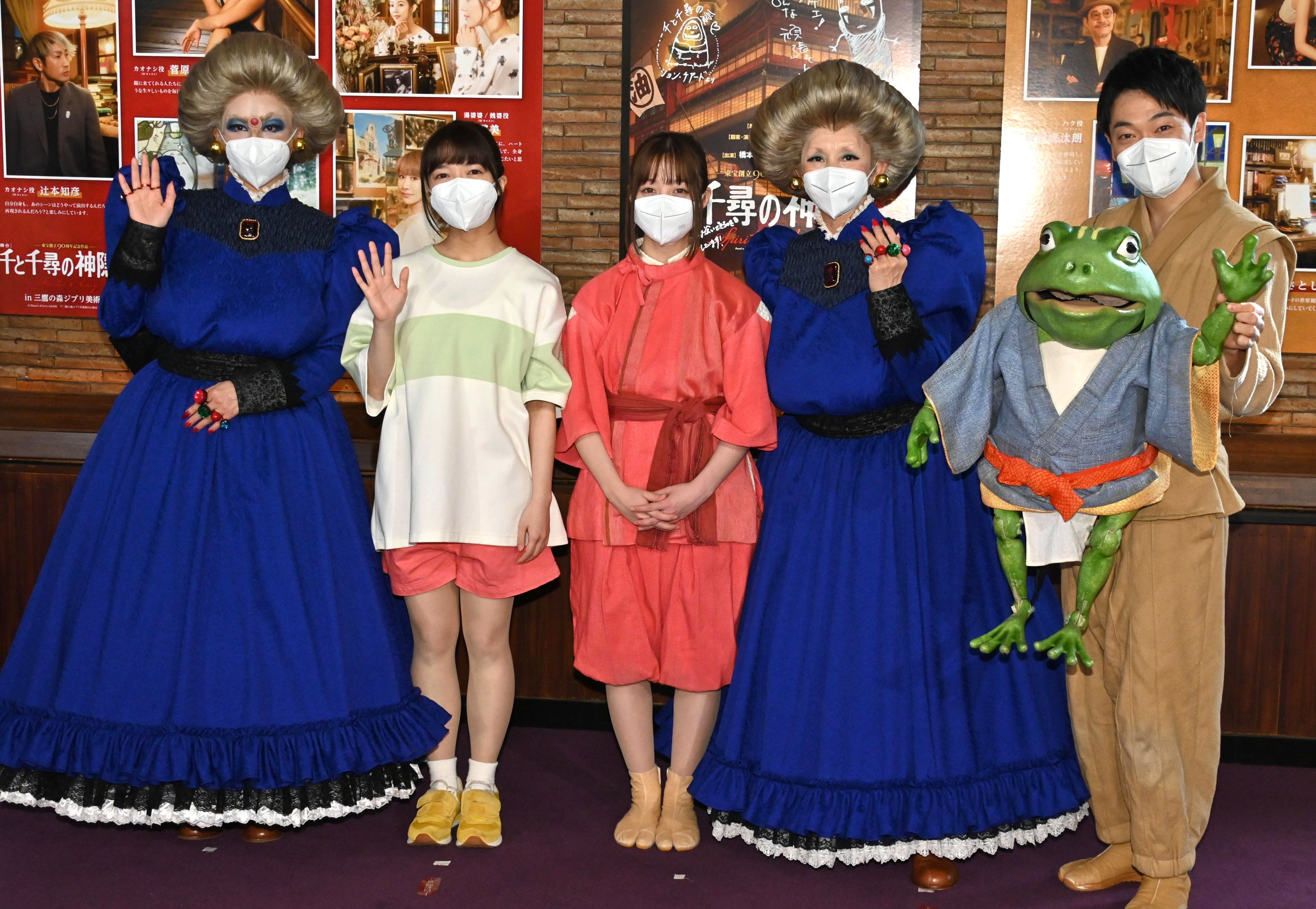 Oricon News オリコンニュース 舞台 千と千尋 開幕 千尋 湯婆婆 銭婆が決意 言えないような努力をしてきた 写真 全19枚 T Co Uxyntkzqwr 橋本環奈 上白石萌音 夏木マリ 朴ロ美 おばたのお兄さん 千と千尋の神隠し