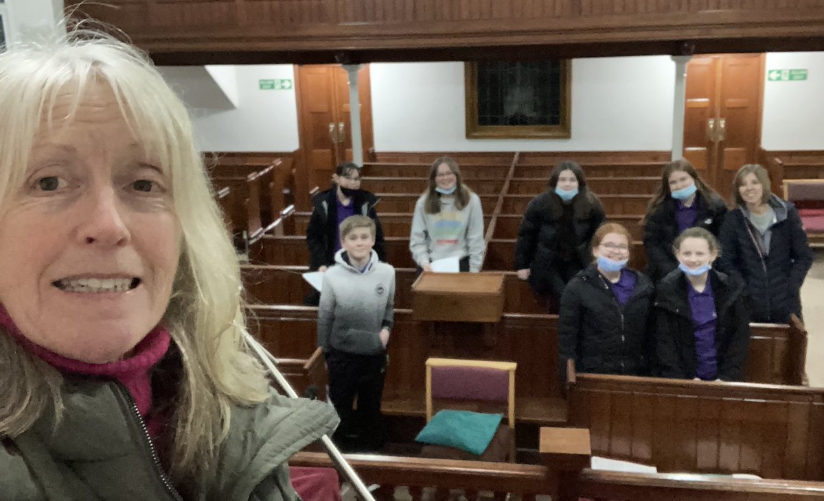 RhiannonTanlan's tweet photo. Wedi gweld eisiau cwmni’r criw’ma ers dwy flynedd. Mor mor braf cael canu unwaith eto gyda aelodau brwdfrydig adran ac aelwyd @Urdd @UrddCeredigion #Llanbed’ 😃🎶 Diolch Noddfa @BedyddGogTeifi #cadwnddiogel #dewchiganu https://t.co/jKa7ULlp32