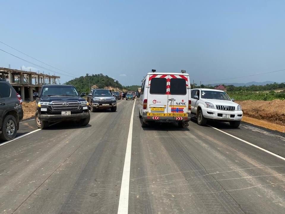 appiah_kwame's tweet photo. As promised, #Apiate road fixed. Thank you Oseade3y) Nana Addo. This be proper show working #BuildingGhanaTogether https://t.co/or3ujzzhKU