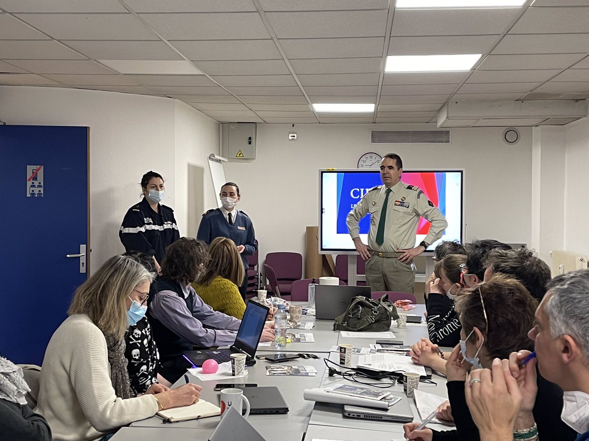 E2CParis's tweet photo. Notre équipe découvre les métiers de l’@armeedeterre @Armee_de_lair @MarineNationale ! Merci à @afafgabelotaud et à son équipe pour cette opportunité pour les jeunes #Emploi #Paris #Jeune https://t.co/5N2aoeOmwa