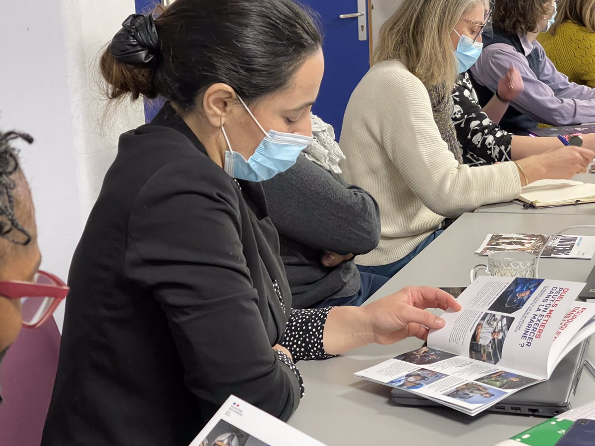 E2CParis's tweet photo. Notre équipe découvre les métiers de l’@armeedeterre @Armee_de_lair @MarineNationale ! Merci à @afafgabelotaud et à son équipe pour cette opportunité pour les jeunes #Emploi #Paris #Jeune https://t.co/5N2aoeOmwa
