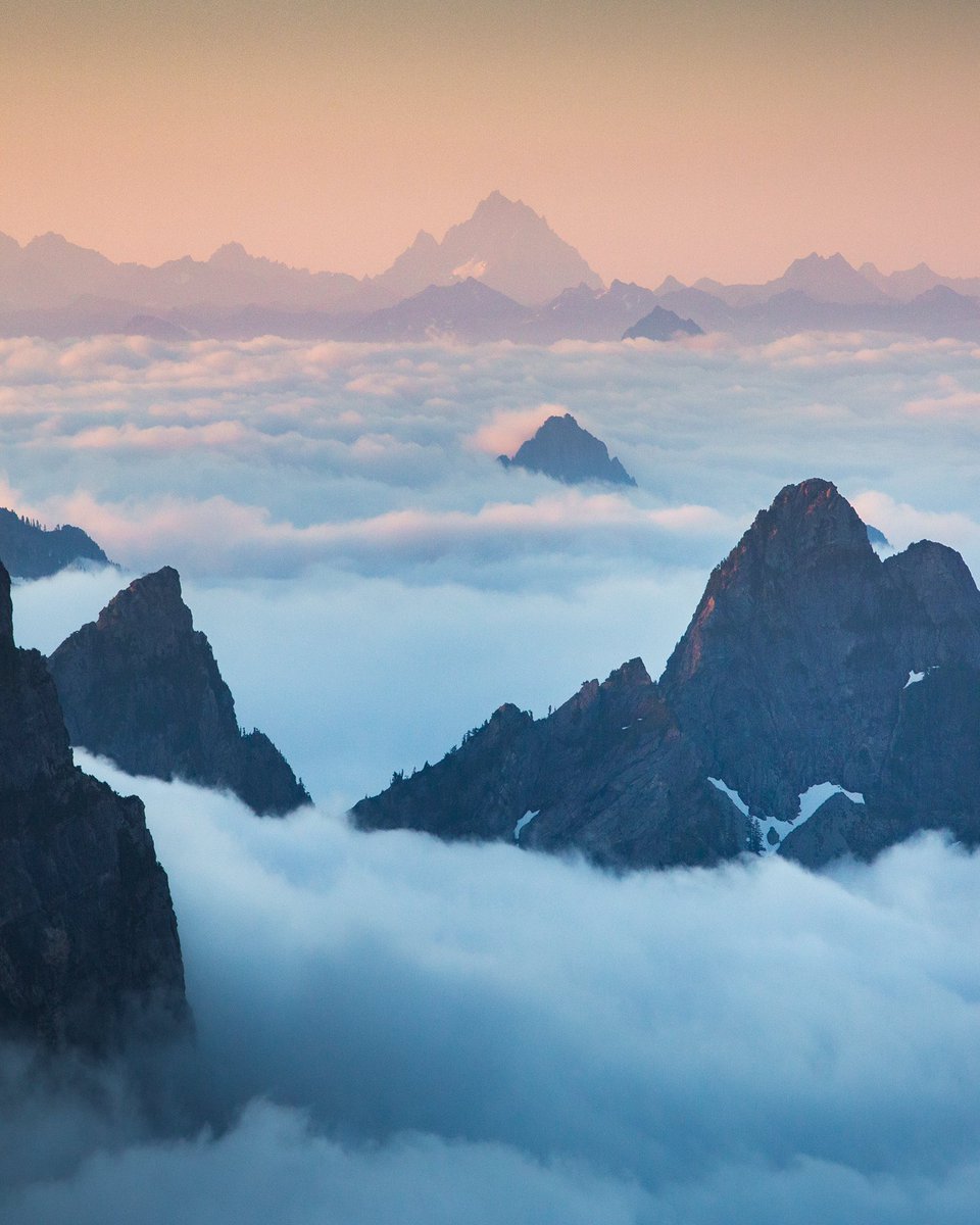 ElliotHawkey's tweet photo. Mt. Stuart over a sea of fog 🏔 https://t.co/gzJighTjBg
