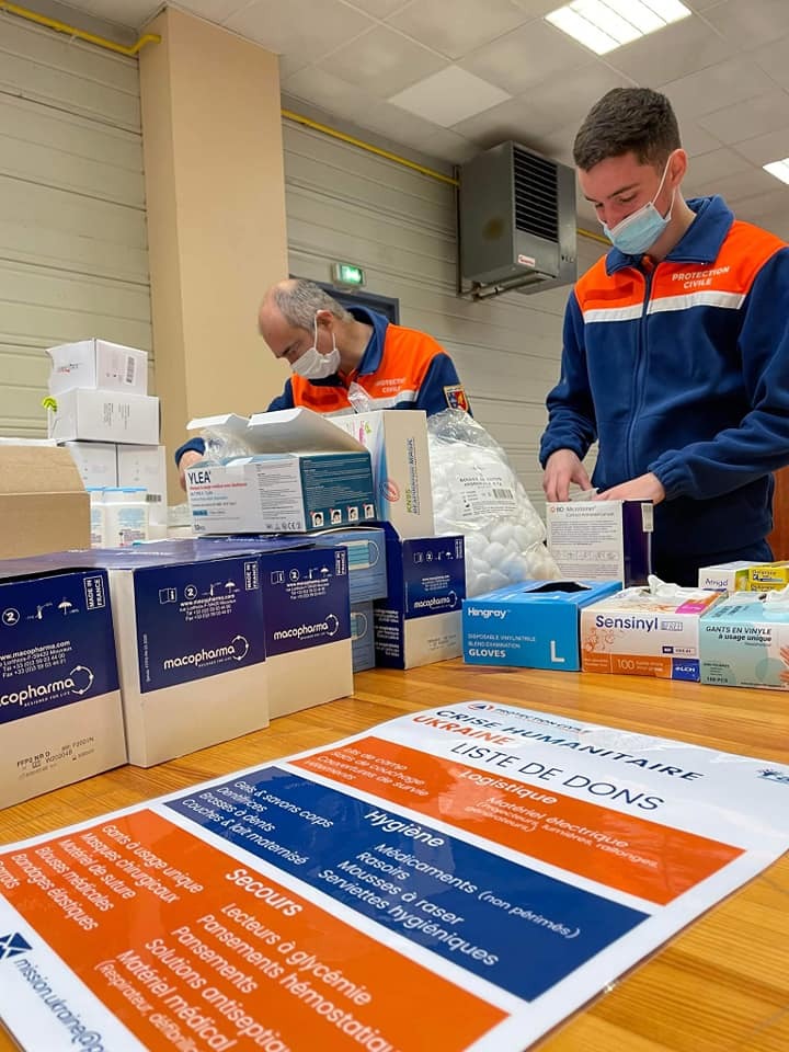 #MissionUkraine 🇺🇦 Partout en France, les centres de collectes sont en place ! 

👉 De nombreuses mairies, en partenariat, avec la <a href="/ProtecCivilefr/">Protection Civile</a> reçoivent des dons matériels pour soutenir la population ukrainienne. La solidarité s’organise et les dons affluent.