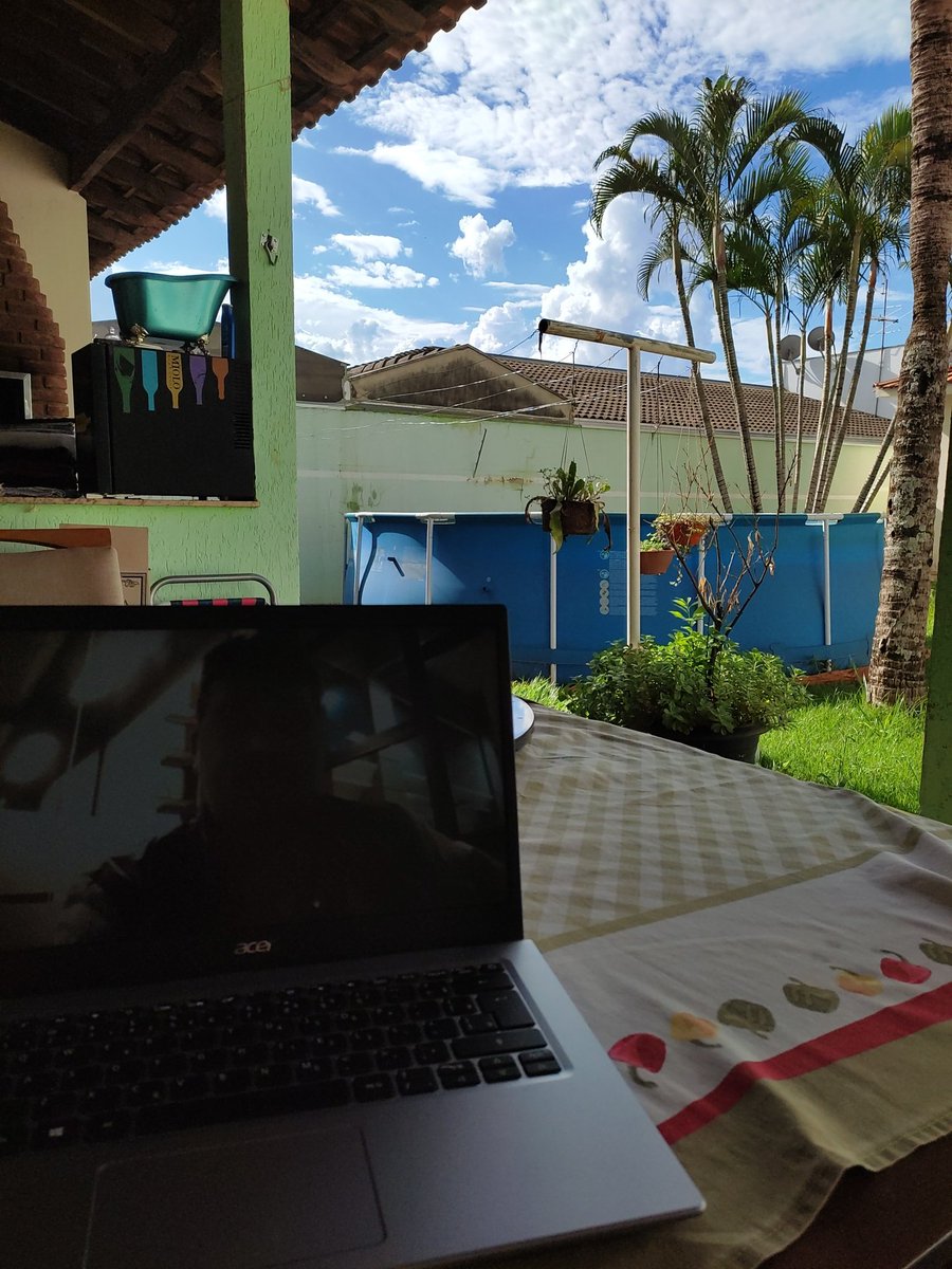 Teebinha's tweet image. Estudar e trampar aqui é bom demais tamaluco