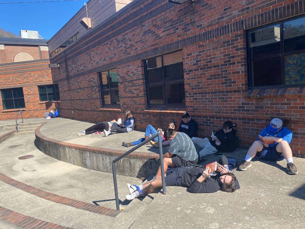 klmyates's tweet photo. Sometimes the best learning days don’t even happen in the classroom. I LOVE taking learning outdoors #onebookoneday @KyCharge @KEDC1 https://t.co/fzMxo2OftO