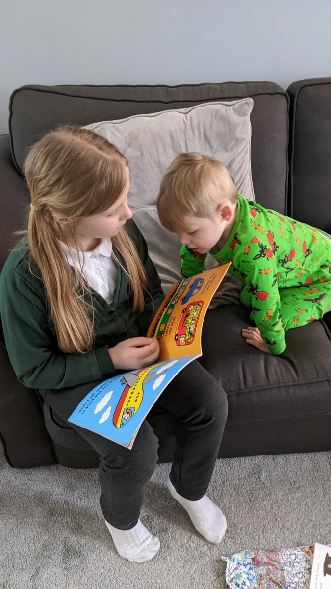 Samanthashouse4's tweet photo. What a beautiful moment to capture, one of the after school children reading to a younger child 📖📚 The older child read with great confidence and the younger child listened intently. 
🌟Hitting so many wellbeing indicators  #shanari @ScotChildmind https://t.co/Tv04WHYmHw