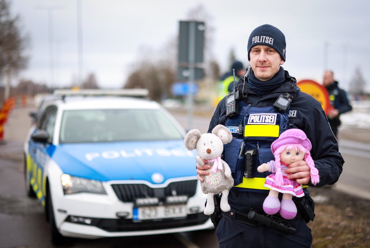 By now over a thousand refugees from #Ukraine have reached #Estonia, including about 300 children. We greet the kids with soft toys at the Estonian border. #StandWithUkraine️
