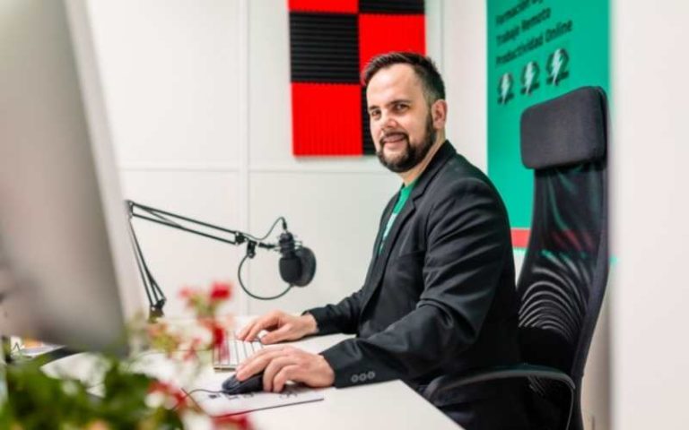 ¿Has oído sobre #transformacióndigital? Necesitas escuchar la entrevista con <a href="/esalado/">Edu Salado</a> sobre cómo la tecnología y la digitalización de procesos ayudan a la personas a ser más eficientes.
Spotify:open.spotify.com/episode/1O2lyB…
Time Es Cool:timeescool.com/podcast/episod…
#podcast 
#productividad