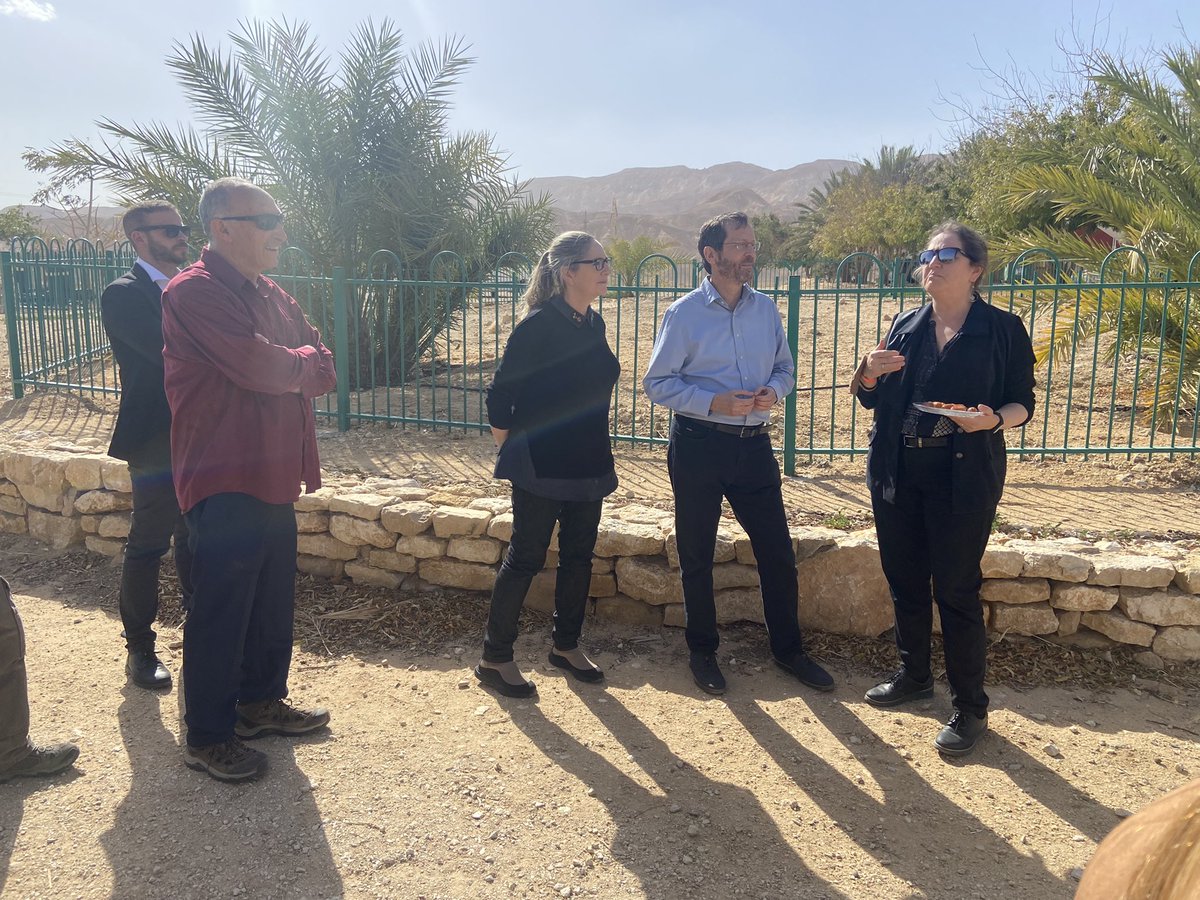 כבוד נשיא המדינה <a href="/Isaac_Herzog/">יצחק הרצוג Isaac Herzog</a>, ברוך הבא לחבל אילות!

(צילום בפסטיבל שיר היונה: יוד צילומים)