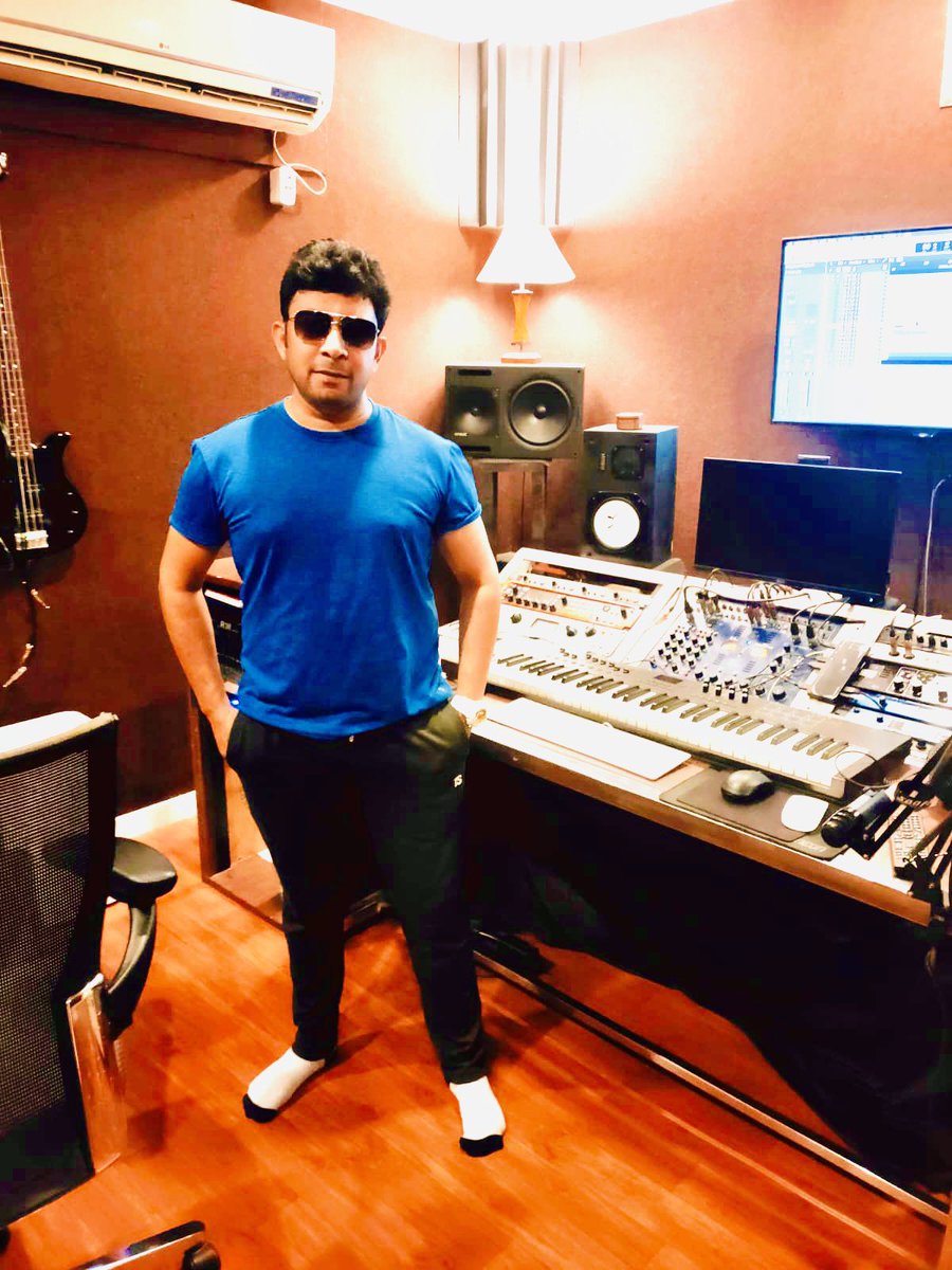 anand1512005's tweet photo. The only thing I'm committed to right now is bettering myself ! 🖤🖤
#singer #songwriter #photo #musician #music #singersongwriter #delhi #noida #recordingstudio #love #musician #musica #style #smile #singer #songs #artist https://t.co/y8BhqRfzdJ