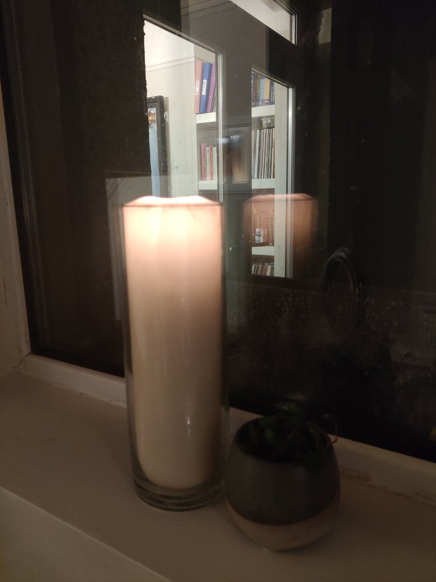 Lighting a candle for our pal Edward Reilly who is still missing in the Netherlands. 

If you could retweet to help spread the word we’d appreciate it.  

❤️