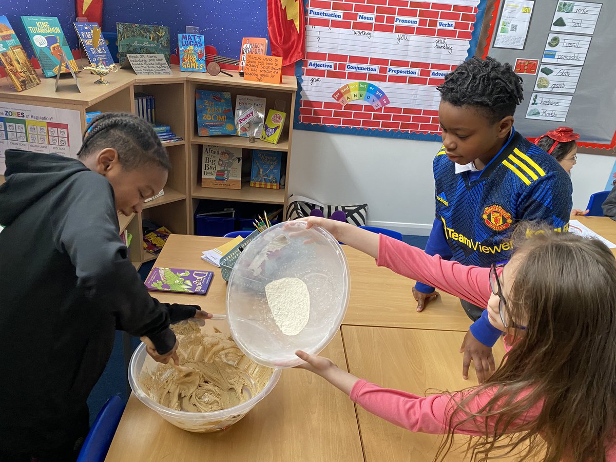 Had a very fun day <a href="/woodberrydownN4/">Woodberry Down</a>  today with the A team <a href="/CockerMichaela/">临沂，</a> Miss O and the ready of #year3 shout of to my 3D rockstars making these epic cookies together! #WorldBookDay