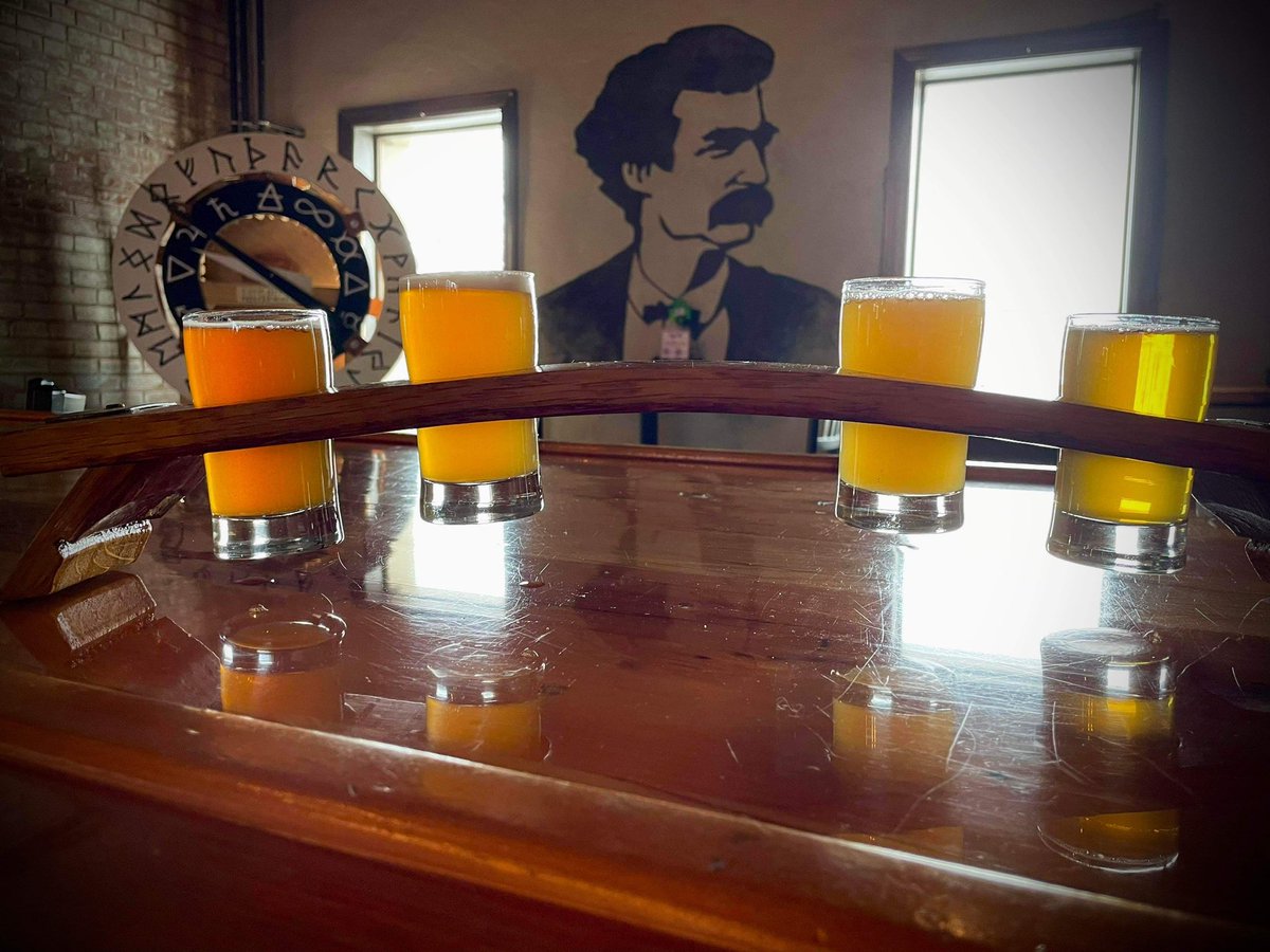 It's a beautiful day! ☀️ Come have a flight of our Jumping Frog, Jim's Rye, Connecticut Yankee and Willowbrook! We're open 3-8pm today! 

#drinklocal #hannibalmo #craftbeer