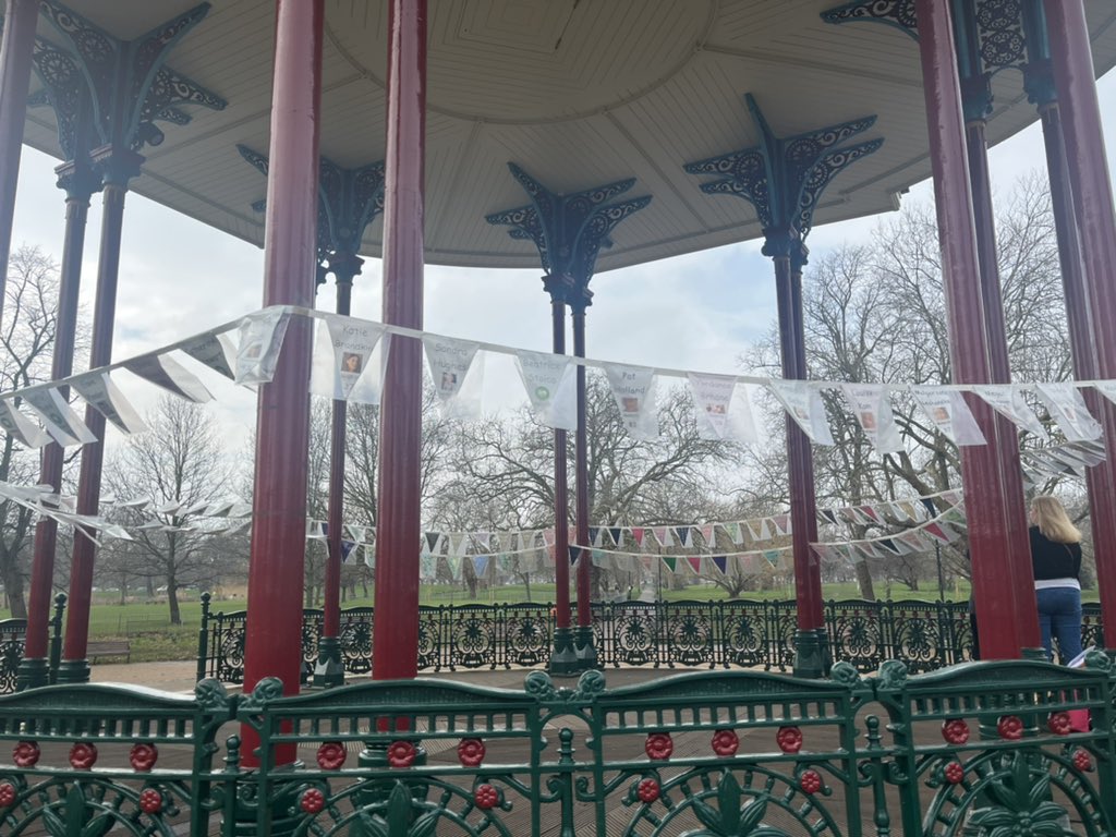 125 women have been killed by men since Sarah’s death, with each one remembered in bunting hung up around the bandstand and made by Surrey Vixens @WomensInstitute with data from @CountDeadWomen.