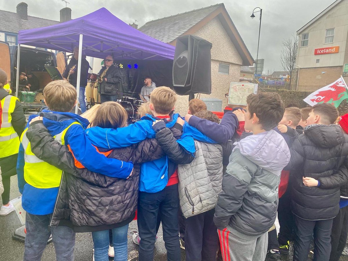Diwrnod arall, gorymdaith arall 🌼 

DIOLCH #LLANGEFNI am y sŵn, y dathlu a’r dawnsio. Braf cael gweld cymaint o wenu a chwerthin ifanc trwy gydol y bore. Tyda ni’n lwcus? ❤️  

#DyddGwylDewi #YnysMon