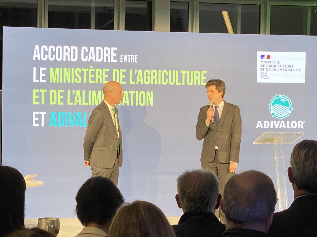 Thierry_Agri's tweet image. 20 ans de recyclage ♻️ 
Avec les #agriculteurs premiers maillons de la chaîne 
Un joyeux anniversaire au recyclage de déchets agricole avec une filière pionnière au monde
#recyclercestdansmanature 
⁦@adivalor⁩ 
⁦@J_Denormandie⁩ 
⁦@Agri_Gouv⁩