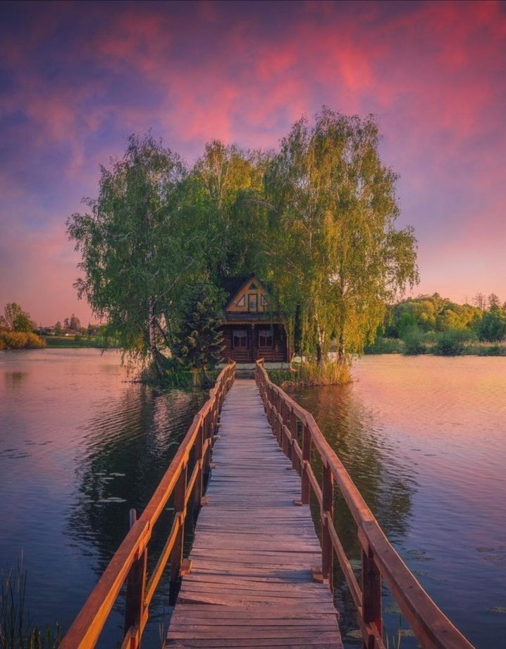 Gorgeous view on the small house on a lake in Zhytomyr Oblast in Ukraine 🇺🇦💙💛💚