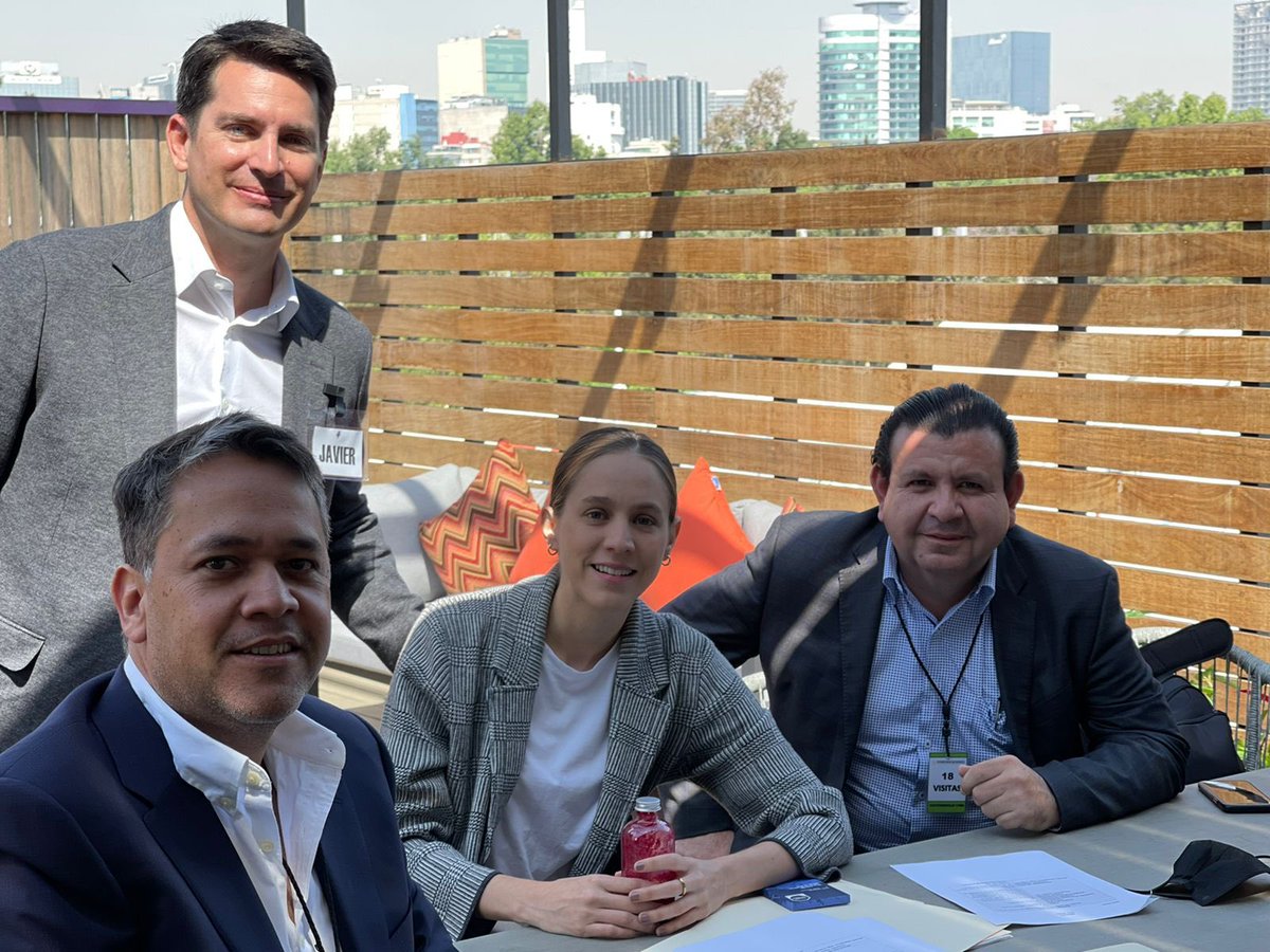 Esta mañana la titular de SEBIDES en compañía de Secretarios del Gobierno del Estado, se reúnen con autoridades de la Secretaría de Infraestructura, Comunicaciones y Transportes, en la Ciudad de México, con el objetivo de trabajar de manera conjunta.