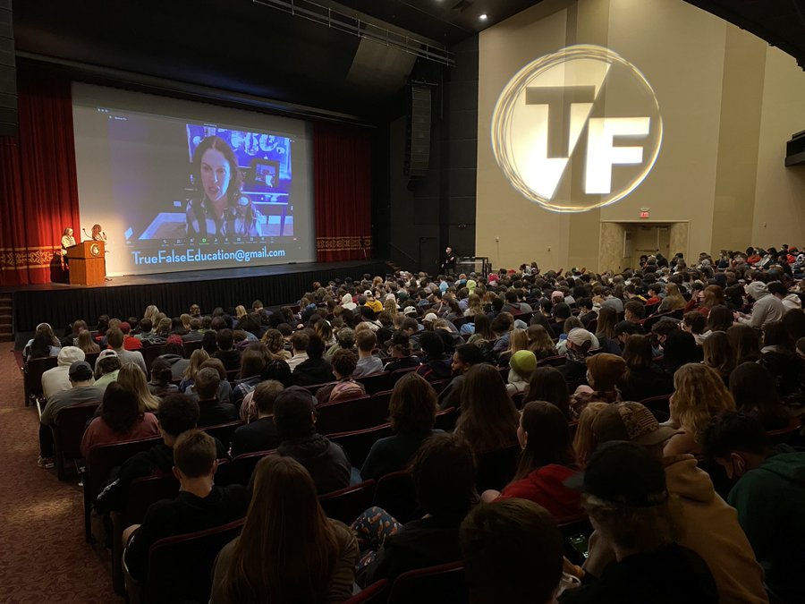 MrsBess_SS's tweet image. Snagged this pic from a friend of @AMANDALIPITZ zooming with us.