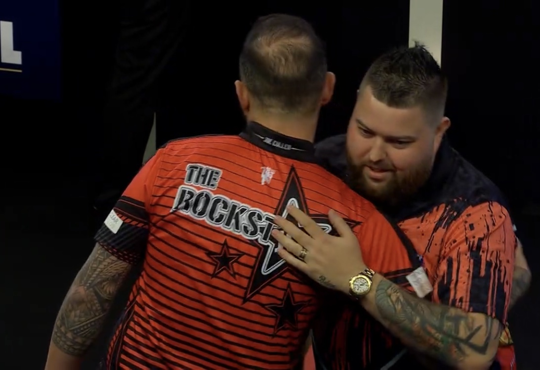 Live Darts on Twitter "𝗕𝗨𝗟𝗟𝗬 𝗕𝗢𝗬 𝗢𝗙𝗙 𝗔𝗡𝗗 𝗥𝗨𝗡𝗡𝗜𝗡𝗚 🐂 Michael Smith has