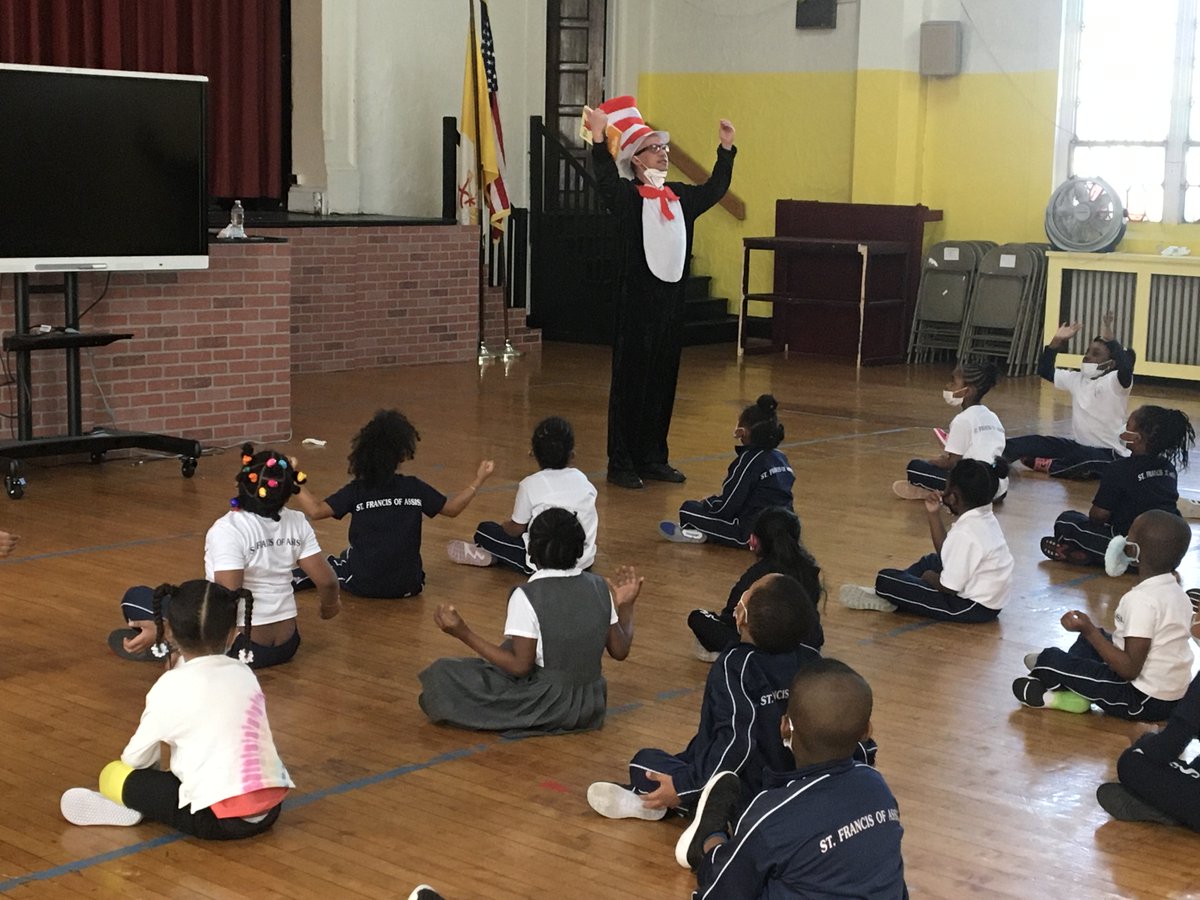 MurraySFABX's tweet photo. Kindergarten and 1st Grade enjoyed their Special Guest Reader for Dr. Seuss Week! Mr. Silva as The Cat in the Hat! #drseussweek #SFABronx #Kindergarten #1stGrade #bestprincipalever #thecatinthehat https://t.co/p1WafeNJ5M