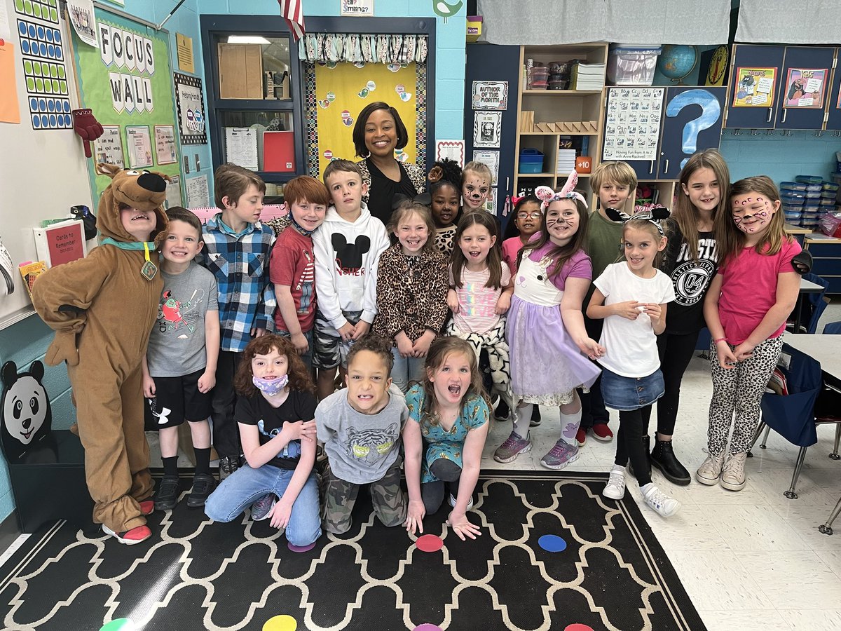 Ganae_Gaines's tweet photo. PCHS student leaders and I visited Eden Elementary to give back by providing reading time and words of encouragement to classrooms. #PantherFamily💛🖤🐾#ReadAcrossAmerica #WeArePCHS
#wild4reading https://t.co/gzuShIduoX
