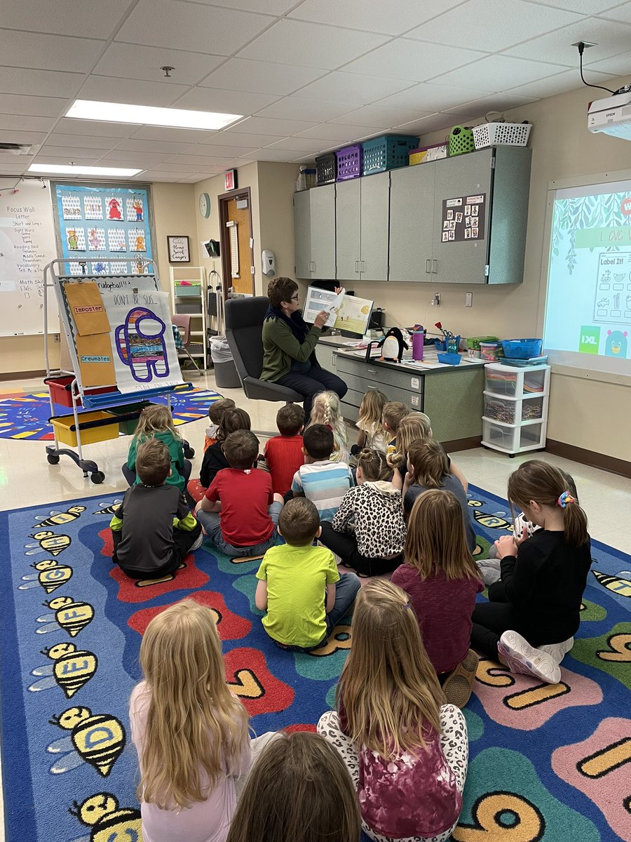 SanderKinder's tweet photo. We’ve had some amazing guest readers for Read Across America Week! Thanks Ms. Jody, Reegan and Sydney, and Ms. Holland!!!! https://t.co/dvWuUvtk5B