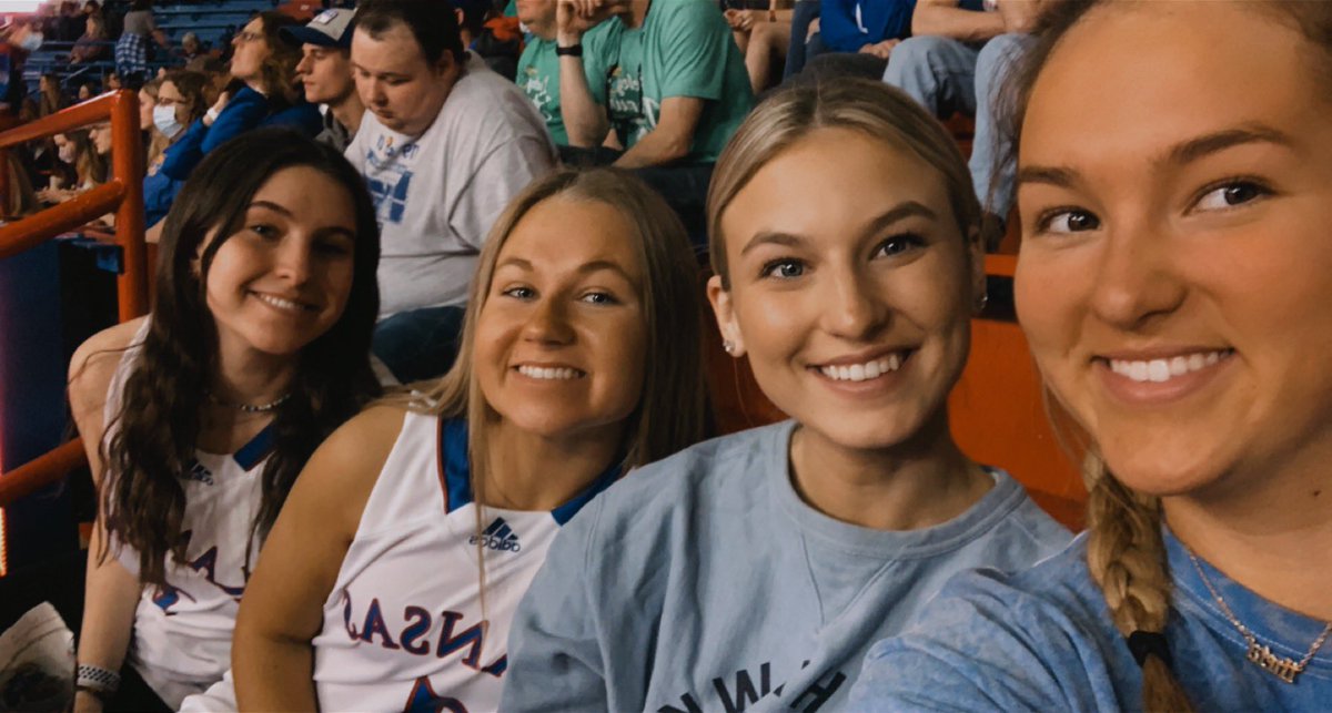 kamiczech's tweet photo. happy to be back with smiling faces #kufanpix https://t.co/7KK3RRv7x2