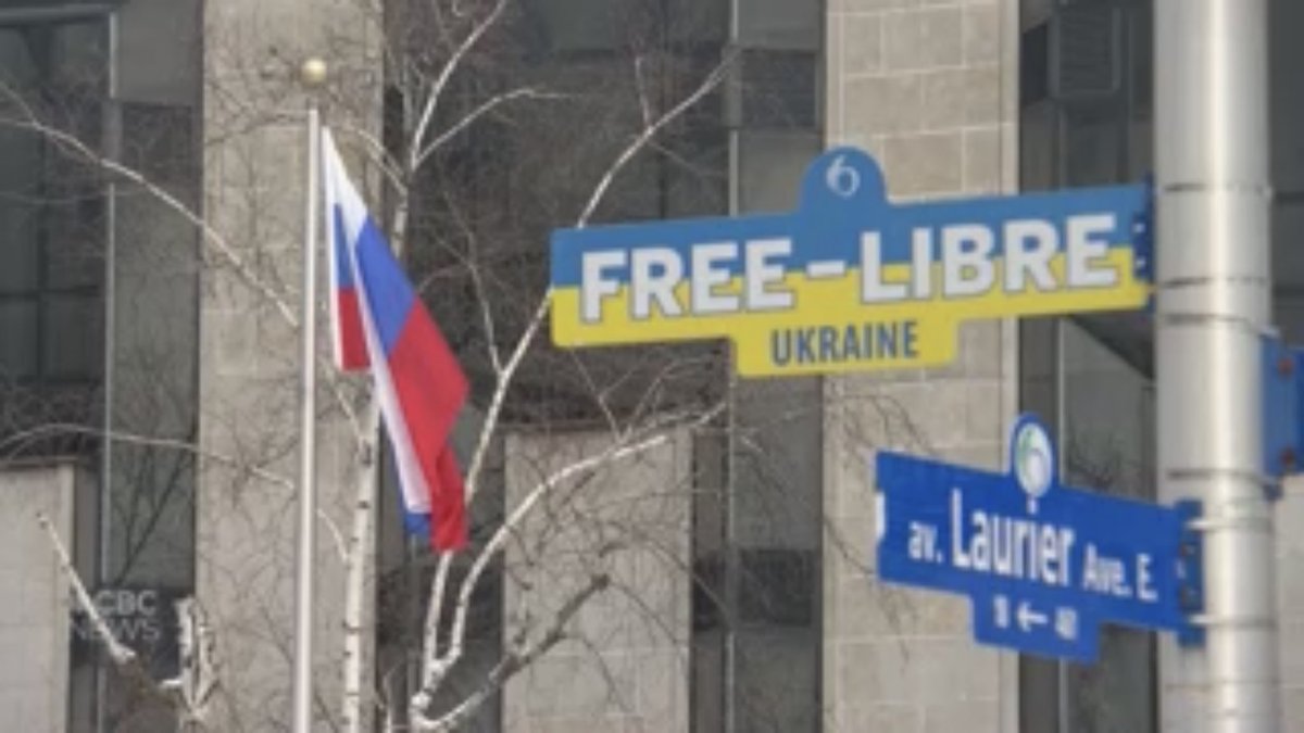 MartinGroup01's tweet photo. Good job @mayorofottawa and @ottawacity with street signs supporting Ukraine - right in front of the Russian embassy in Ottawa. https://t.co/ZH16XcjPwH