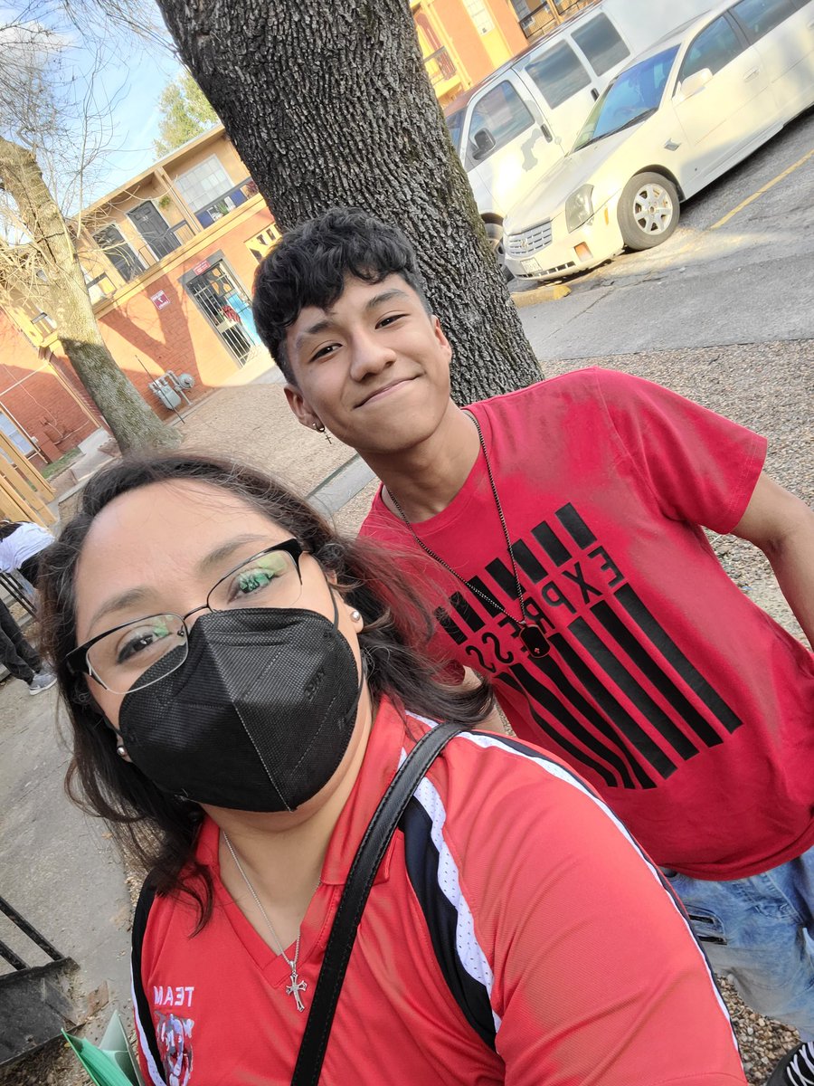 luciafloresjd's tweet photo. So incredibly proud of our @LandrumMS Staff that participated in our semester #communitywalk s/o to @karen_janes &amp; husband for providing our dinner, and also to @VivaMsZapata #familyengagement chair for her leadership! https://t.co/fsDrZlu5bx