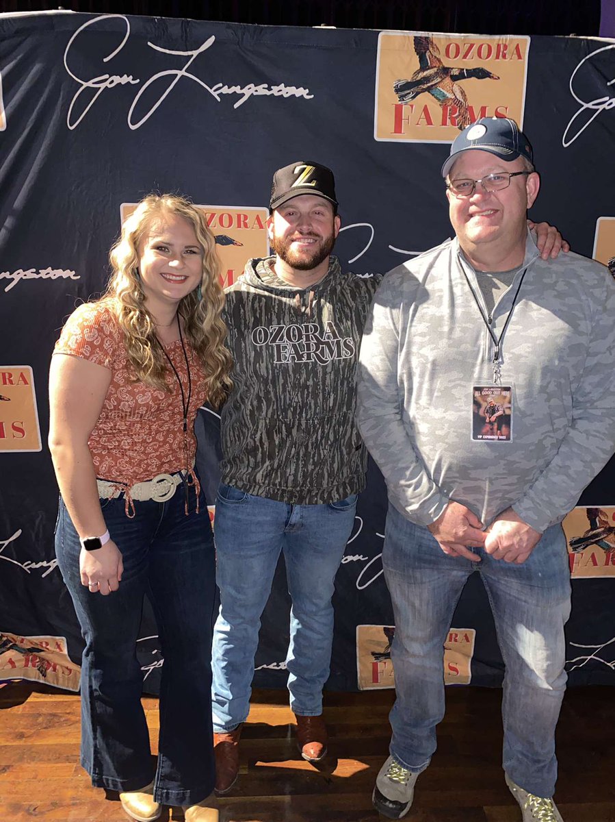 Got to meet <a href="/JonTLangston/">Jon Langston</a> at The Bluestone tonight with <a href="/rileybraun99/">Ri</a> life isn't always #40psi!