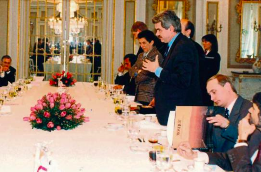 bielcasas_'s tweet photo. Ahir, @LaVanguardia va recuperar aquest magnífic document: L'alcalde Maragall amb 🇷🇺Vladímir Putin (fullejant un llibre sobre Montjuïc) i Albert Batlle.

Maragall tingué una intensa agenda internacional, aprofito per fer fil d'ell amb diferents personalitats, algunes sorprenen. https://t.co/JPM16FV9cG