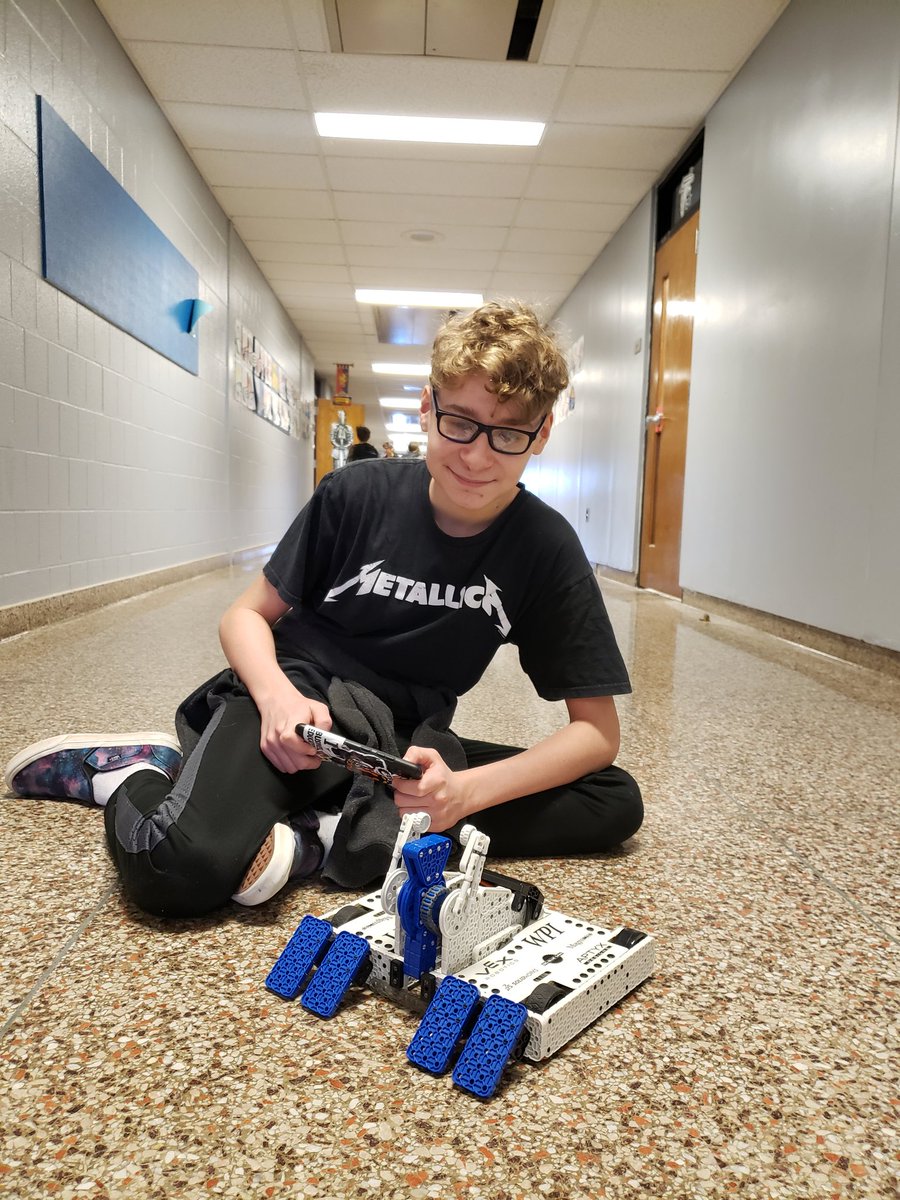 TruexCreateLab's tweet image. As Tri 2 comes to a close, great projects abound! A battlebot, a custompaintjob on a skateboard, an acoustic-to - electric guitar conversion, and a beautiful quilt highlight a few of the fantatsic learning opportunities in the #CCMS #CreativityLab ! #staycreative #studentagency