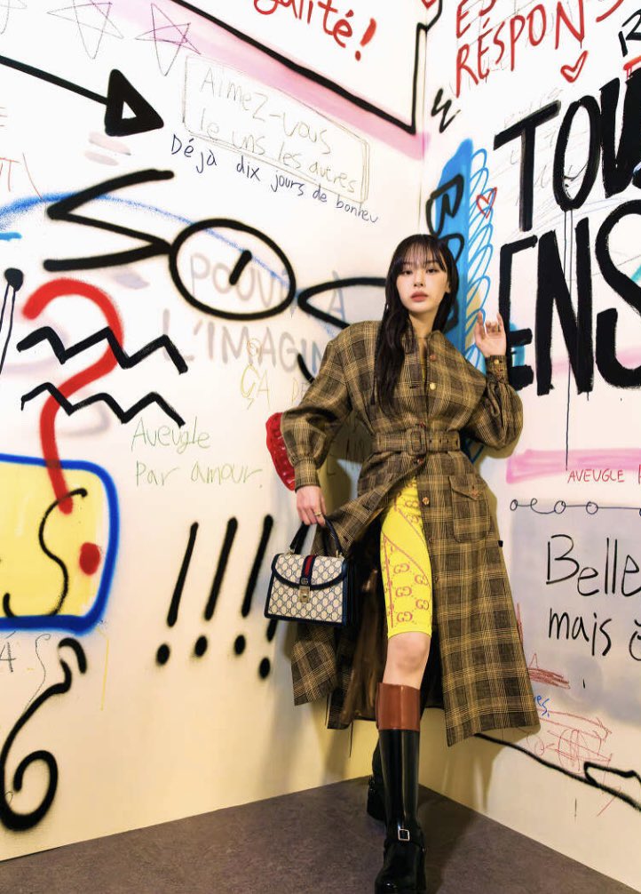 ‘핑크 GG 디테일의 옐로우 저지 크롭 탑과 바이커 팬츠를 입은 노제’

크롭탑에 바이커팬츠였어…? 🙊

#노제 #노제여보