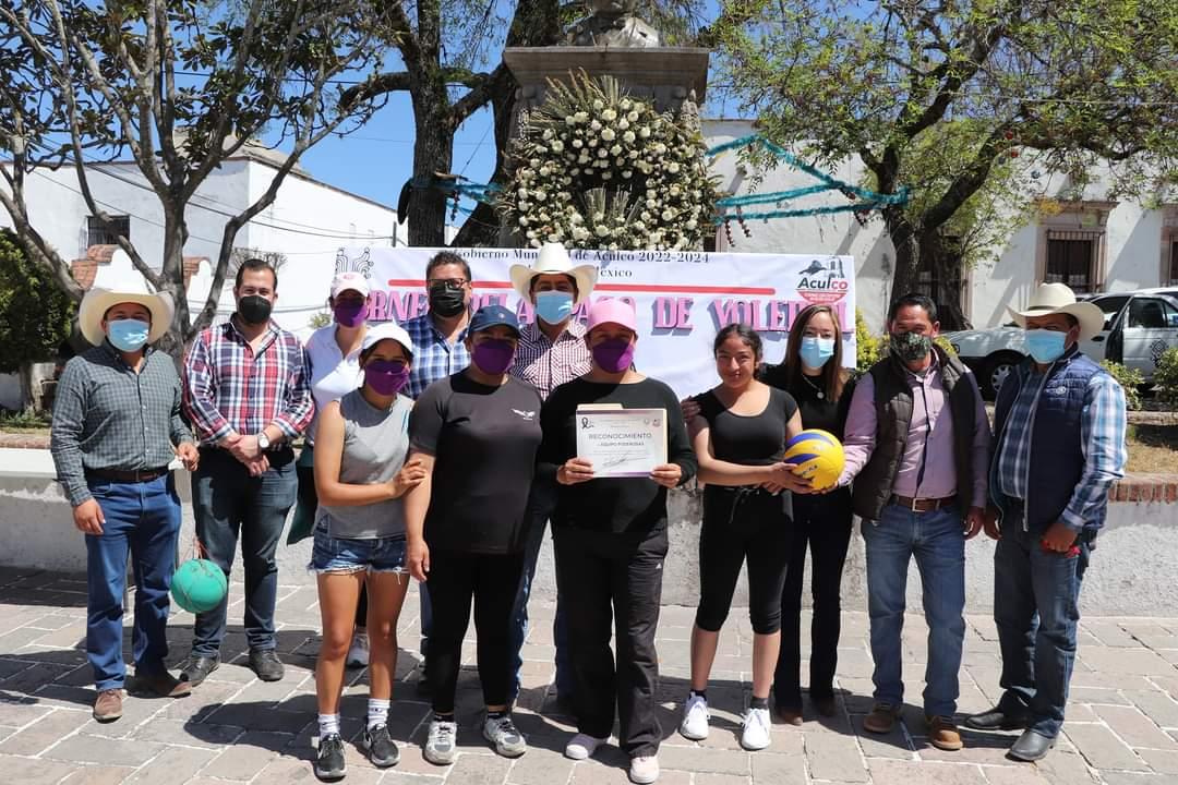 MayraLizMorales's tweet photo. Día03💜|| En el marco del Día Internacional de la Mujer, se llevó a cabo el Torneo Relámpago de Voleibol, con la participación de 4 equipos: #SororidadAculco, #CRAMRI, #Poderosas, #Acultura 22-24.
#SororasUnidasYPoderosas. 💜
Rumbo al #8M. https://t.co/I3mKMlPBaK