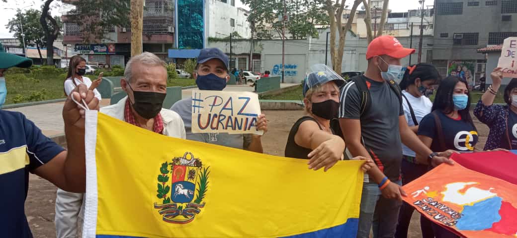 Hoy @EnCiudadanoVzla acompañados de los pp del @MovSalvemosVzla realizamos concentración en  la plaza Piar Monagas, dándole nuestro respaldo al pueblo de Ucrania, y rechazando la invasión que cómete el dictador Putin contra ese país #VzlaRespaldaUcrania @jguaido @delsasolorzano