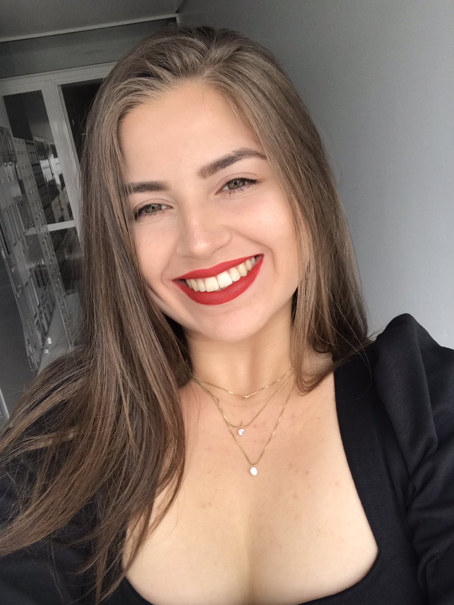 larejasinski's tweet image. Com risadinha, sem risadinha! 🥵