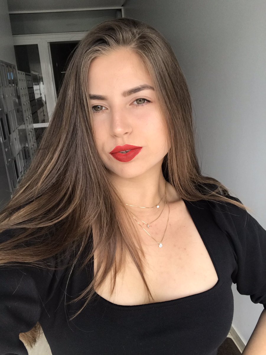 larejasinski's tweet image. Com risadinha, sem risadinha! 🥵