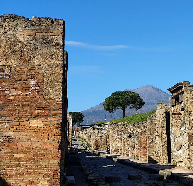 かつての街を五感で感じる 📌 @italia from 📸@pompeii_sites