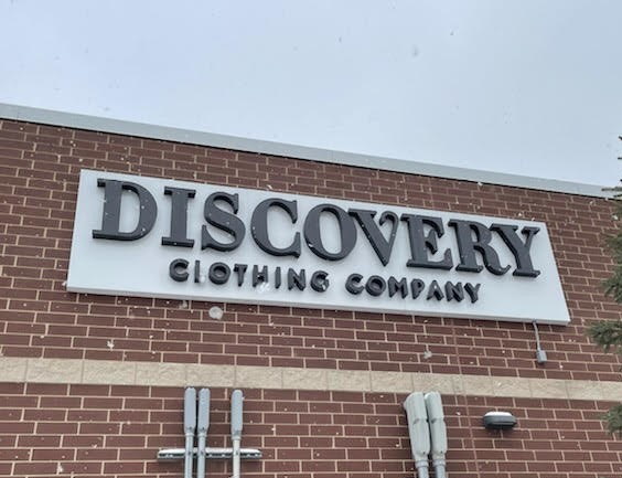 OmegaSignChicag's tweet image. Panel Sign for Discovery Clothing Company. One more installation was made with success! 
.
.
.
#OMEGASIGNCHICAGO #clothing #panelsign #sign #signage #chitown