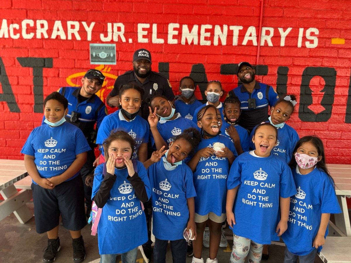 DTRTMiami's tweet photo. Doing the right thing can be lots of fun! Just ask these students from @JesseJElem who shared some fun times and silly faces with our @MiamiPD officers ๐
#DoTheRightThing #OfficerDoRight https://t.co/b7zuTWM9AH